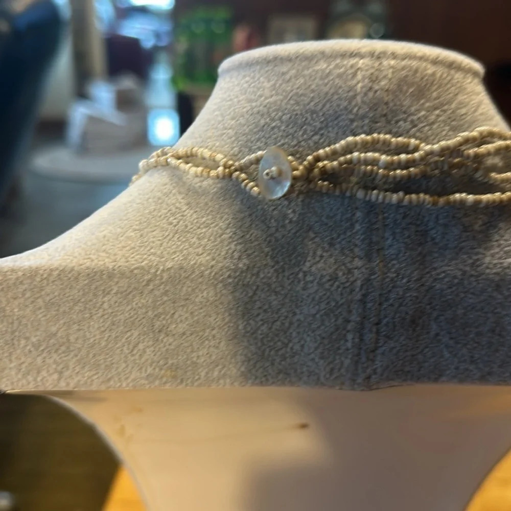 Beautiful Tiny Shell In Alabaster Like Necklace. - image 2